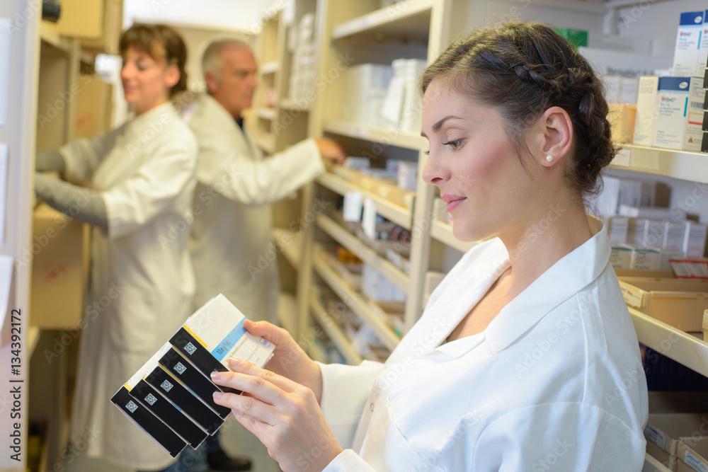 Obraz premium arranging the medical supplies