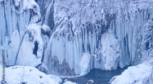 Plitvice lakes frozen waterfalls © Dario Bajurin
