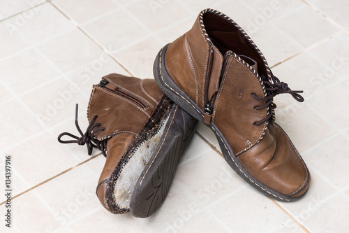 Canvas Print torn shoe
