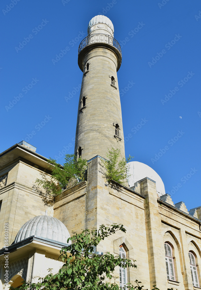 Obraz premium Mosque on a background blue sky.