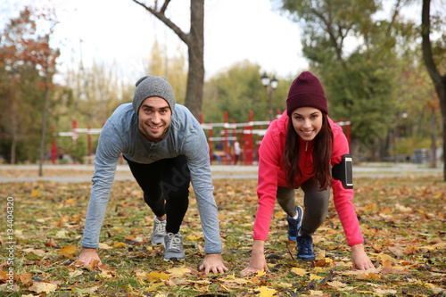 Young couple training in be...