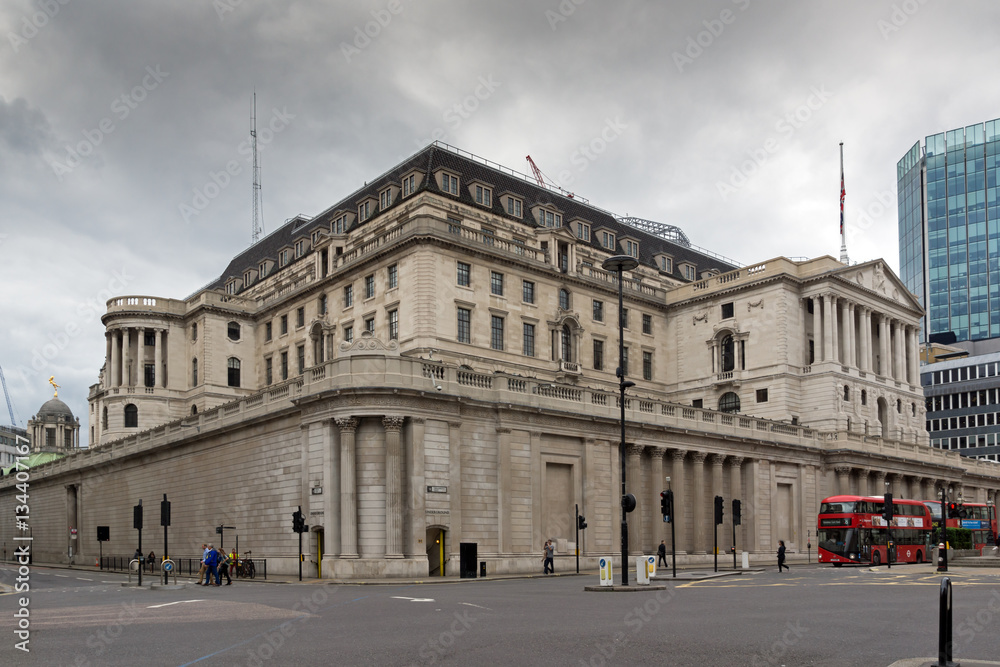 Obraz premium LONDON, ENGLAND - JUNE 18 2016: Building of Bank of England in city of London, Great Britain