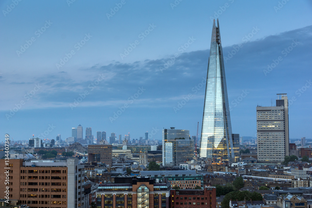 Naklejka premium Londyn, Anglia - 18 czerwca 2016 r .: Zachód słońca panorama The Shard i Londynu i Tamizy, Anglia, Wielka Brytania
