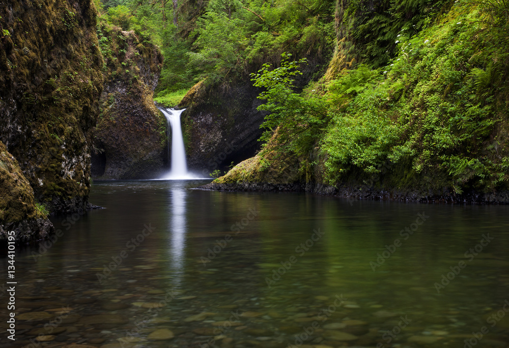 Upper Punch Bowl Falls in the Columbia River Gorge, Oregon Upper Punch Bowl Falls in the Columbia River Gorge, Oregon