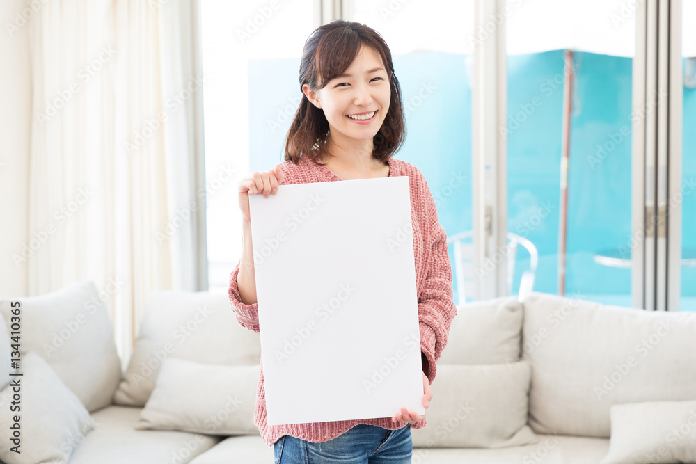 ホワイトボードを持つ女性 ホワイトボードを持つ女性