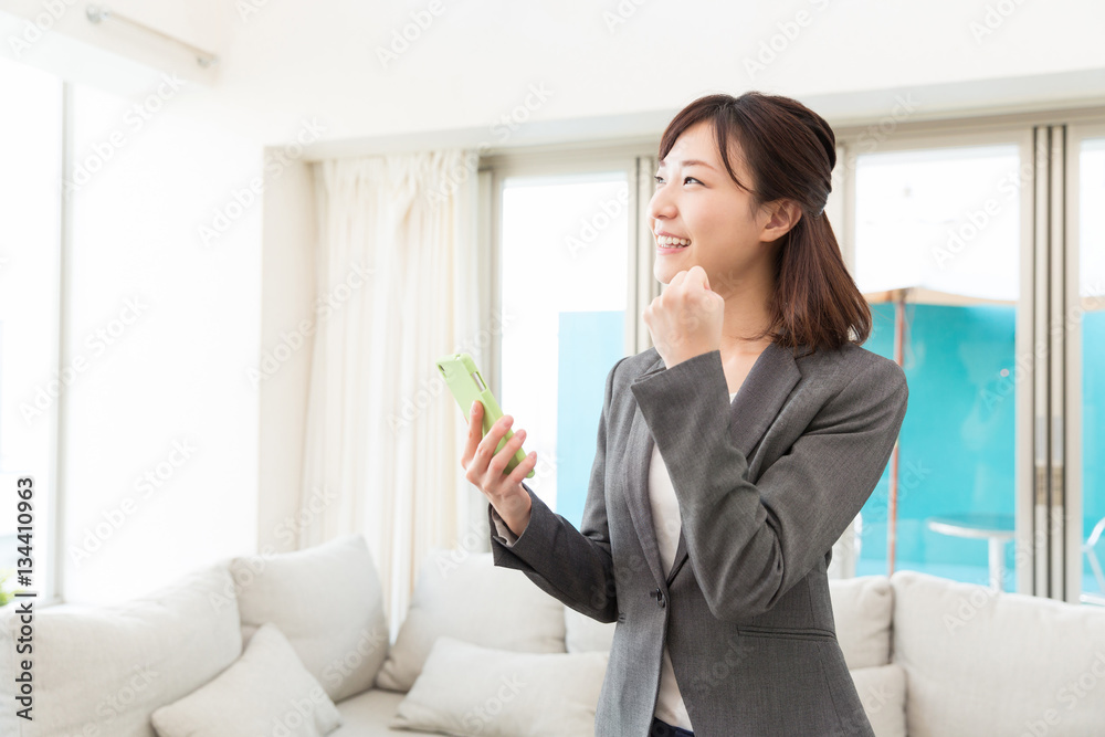 スマートフォンを見る女性 ビジネス スマートフォンを見る女性 ビジネス