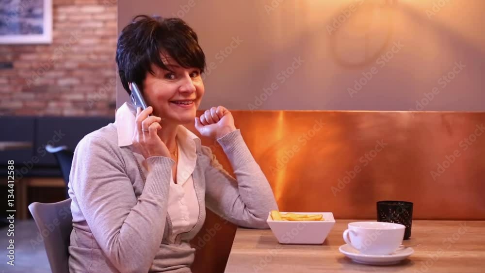 Portrait , happy woman with smartphone sitting in cafe
Portrait , happy woman with smartphone sitting in cafe