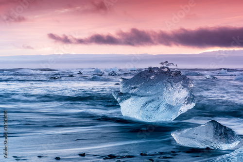 Fototapeta Naklejka Na Ścianę i Meble -  Iceberg on Jokulsarlon glacial lagoon beach