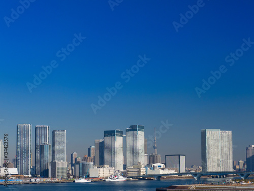東京港と高層ビル群 © moonrise