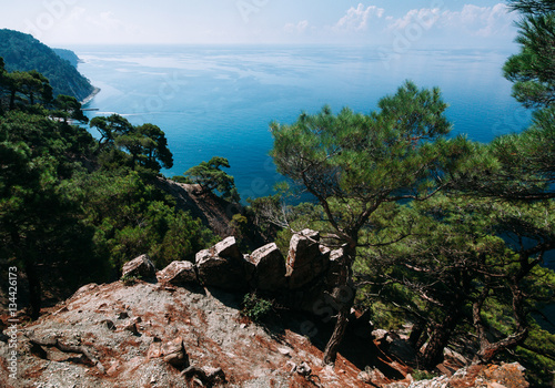 Вид на море и горы с отвесной скалы