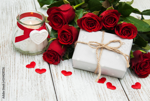 Fototapeta Naklejka Na Ścianę i Meble -  Red roses and gift box