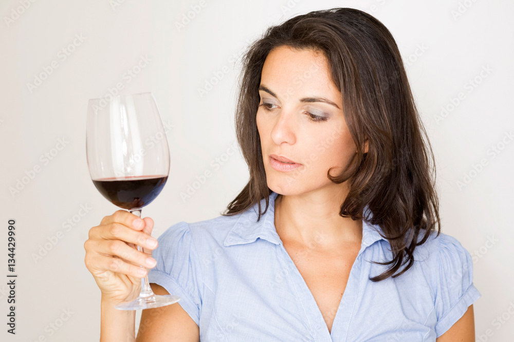 Frau probiert Rotwein Frau probiert Rotwein