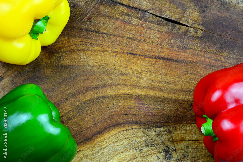Hintergrund für Gemüsekarte - Gelber, roter und grüner Paprika am ...