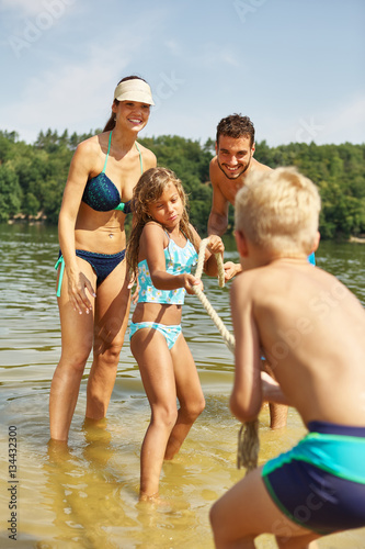 Familie hat Spa   beim Tauziehen spielen