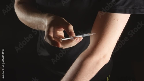 DOPING: Athlete does injection himself in hand