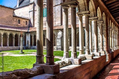 Fotografie, Tablou The cloister of the Collegiate church in Saint Emilion, France