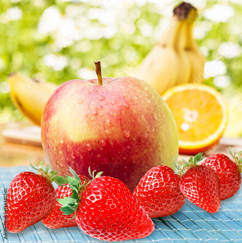 Fototapeta Naklejka Na Ścianę i Meble -  Appetizing fresh ripe garden strawberries,apple,orange,bananas