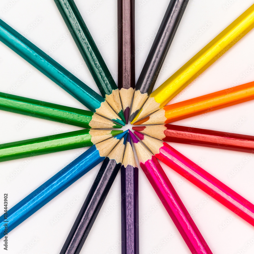 Bunte Farbstifte in einem Kreis