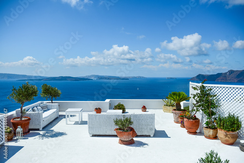 Photo Comfortable sofa on the balcony with view of Santorini