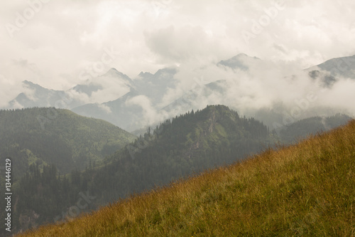 Zejście na Rusinową Polanę, widok na Tatry