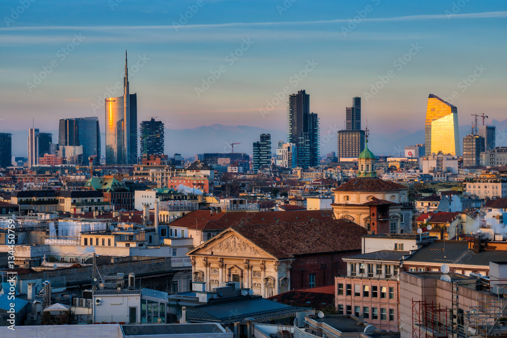 Fototapeta premium Panoramę Mediolanu z nowoczesnymi drapaczami chmur w dzielnicy biznesowej Porta Nuova w Mediolanie, Włochy, o zachodzie słońca.