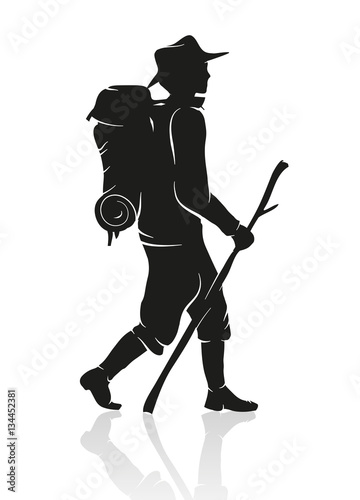 Silhouette eines Wanderers mit Rucksack und Wanderstock