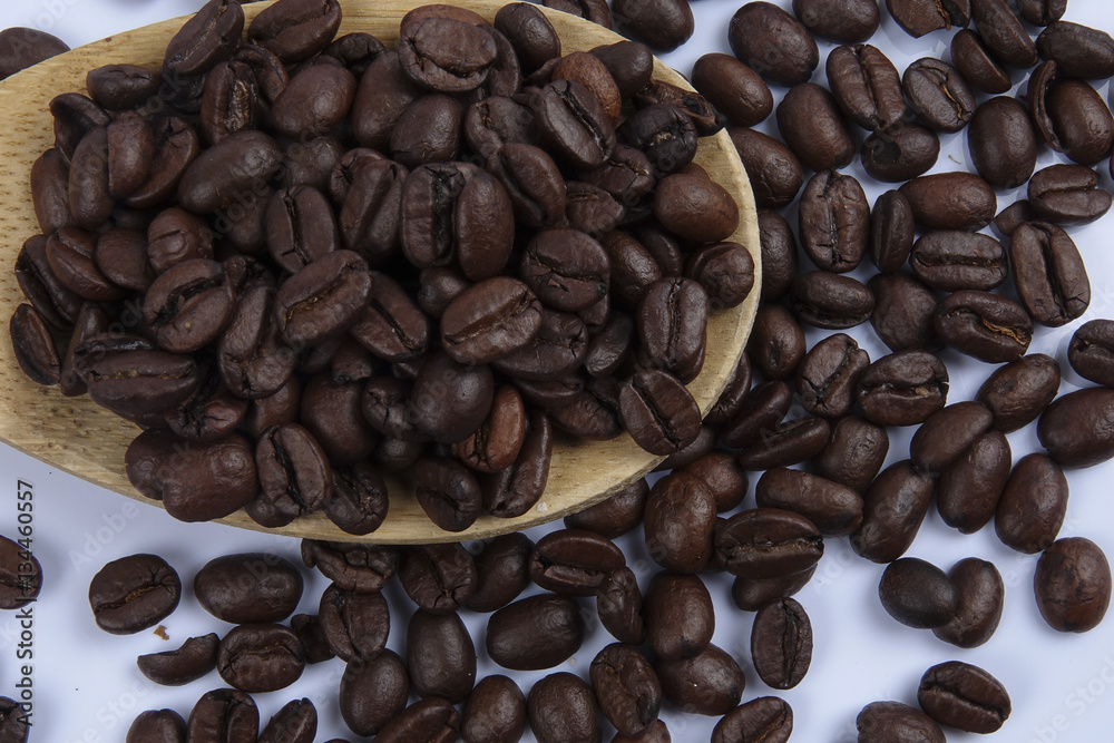 Obraz premium roasted coffee beans isolated on white background close up.