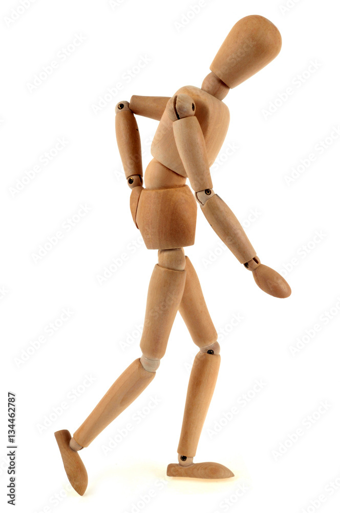 Mannequin en bois marchant en se tenant le bas du dos Mannequin en bois marchant en se tenant le bas du dos