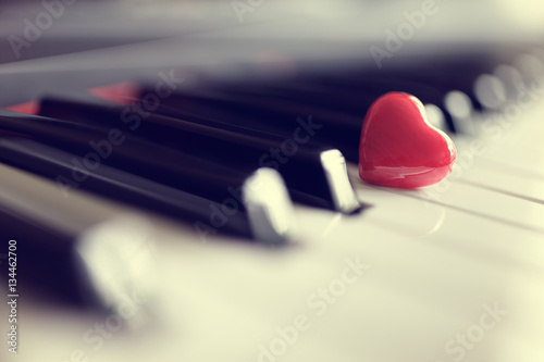 Canvas Print Red heart on piano keys