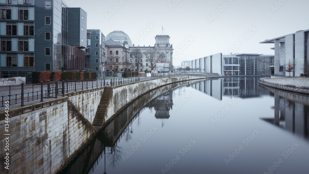Reichstagsufer in Berlin im Winter
