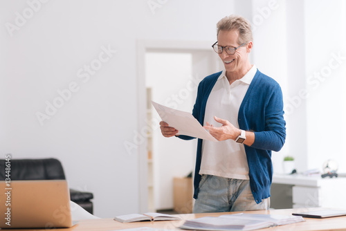 Fotografia Nice self employed man holding a document