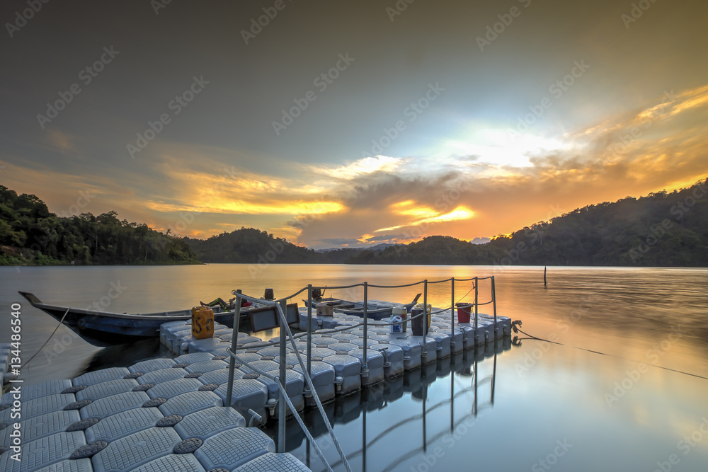 Obraz premium Amazing sunset at Royal Belum Forest in Perak, Malaysia.