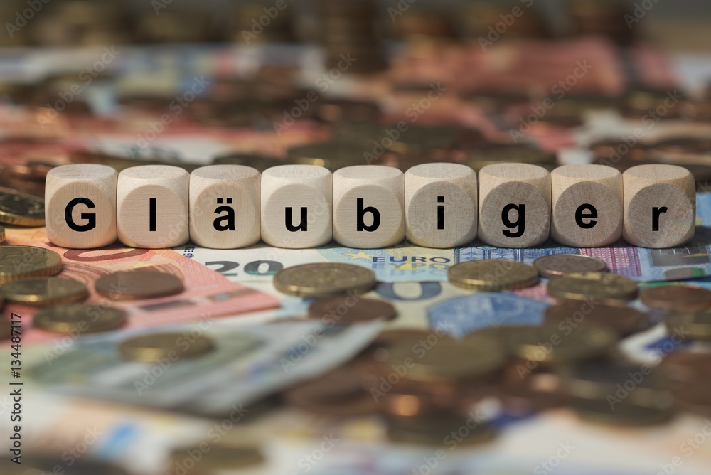 Wunschmotiv: gläubiger - Holzwürfel mit Buchstaben im Hintergrund mit Geld, Geldscheine #134487117