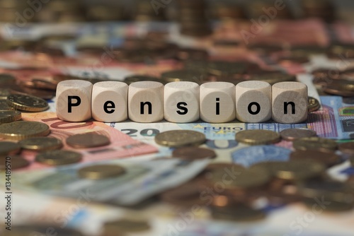 pension - Holzwürfel mit Buchstaben im Hintergrund mit Geld, Geldscheine