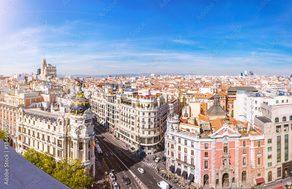 Naklejka premium Madrid Skyline. Panorama über die Hauptstadt von Spanien mit Aussicht auf die Gran Via und dem Metropolis Haus.