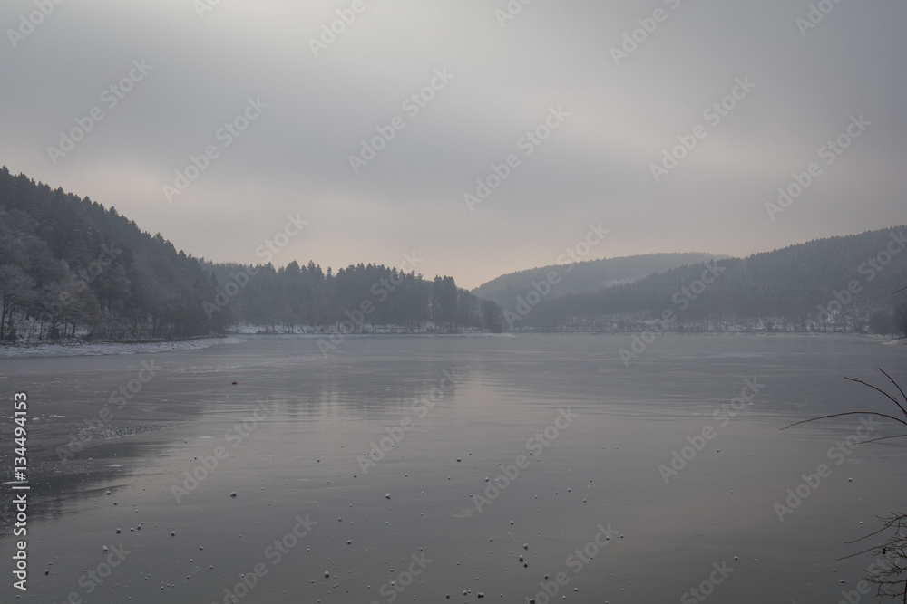 Fototapeta premium Listertalsperre im Winter