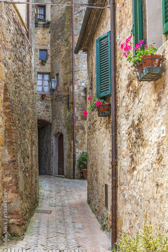 Fototapeta Wąska uliczka do podwórka