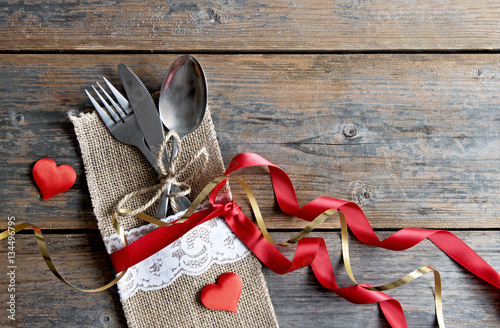 Romantic table setting vale...