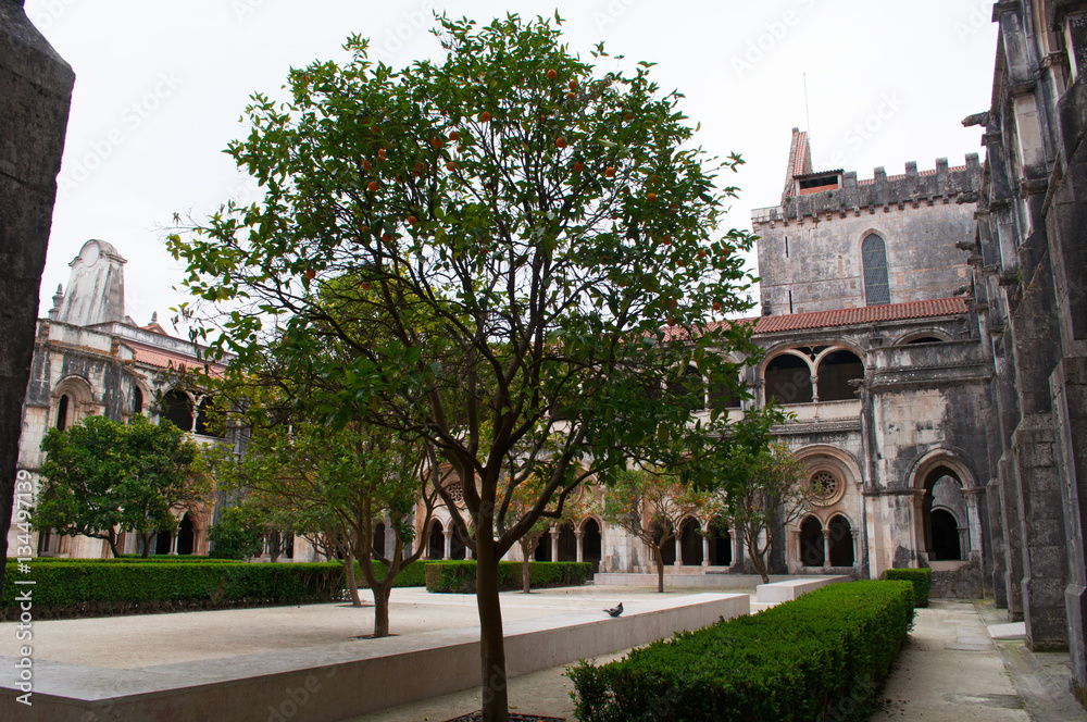 Portogallo, 30/03/2012: alberi di arancio e vista sul Chiostro del Silenzio nel monastero medievale cattolico romano di Alcobaca, fondato nel 1153 dal primo re portoghese, Alfonso I