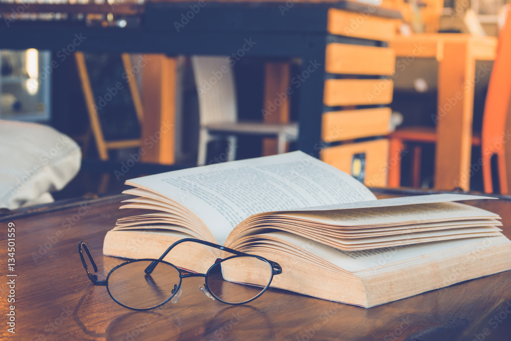 Fototapeta premium book and glasses