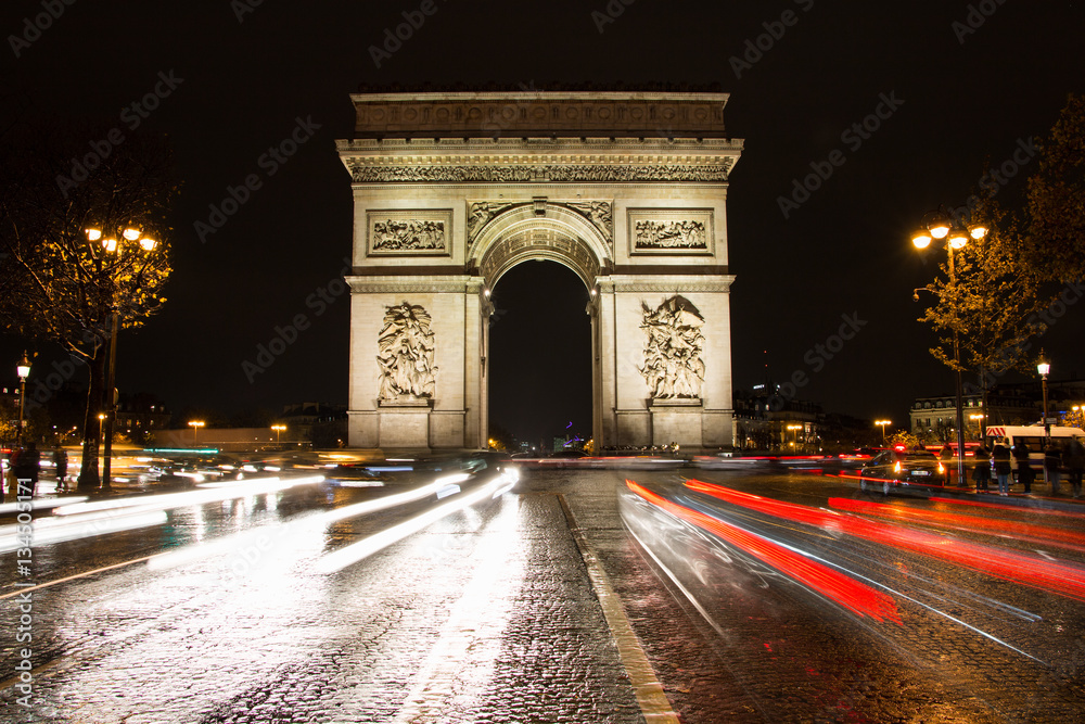 Arc de Triomphe de nuit et environnement en pose longue Arc de Triomphe de nuit et environnement en pose longue