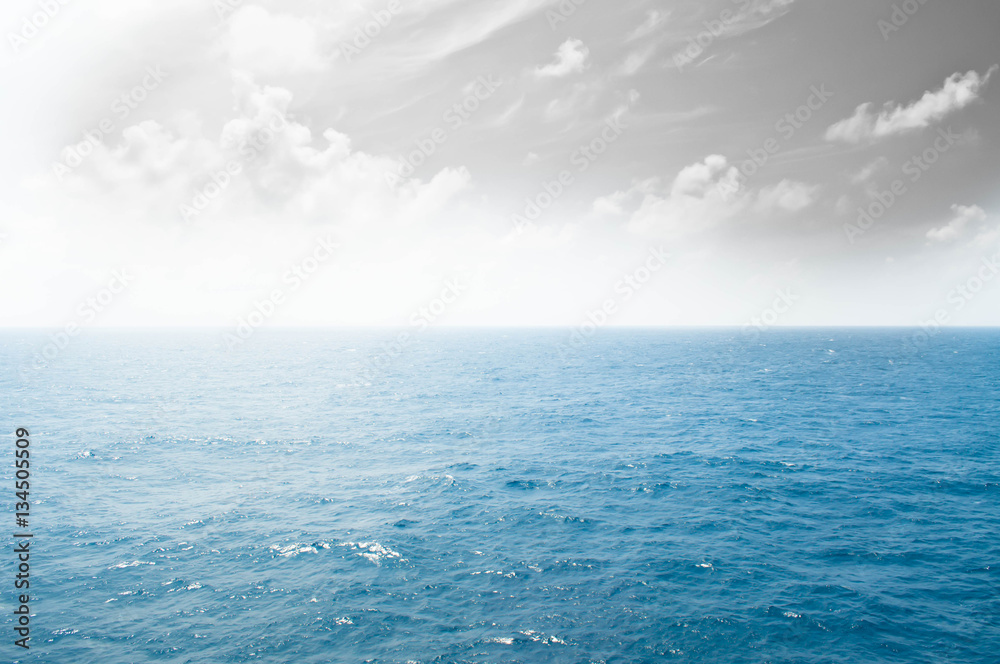 Obraz premium Surreal seascape of a parallel universe: gray and blue