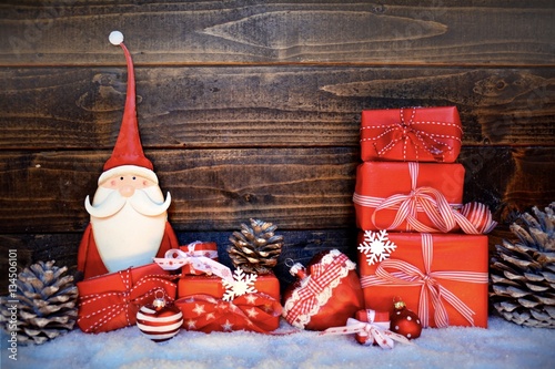 Weihnachtsmann mit Geschenken