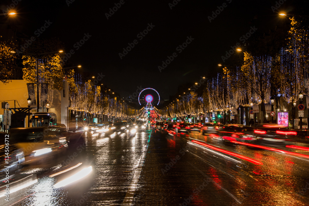 Champs Elysées de nuit en pose longue