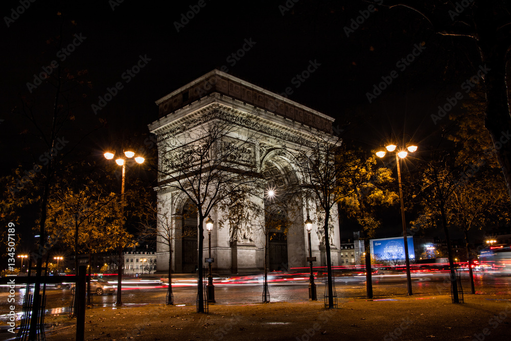 Fototapeta premium Arc de Triomphe de nuit et environnement en pose longue