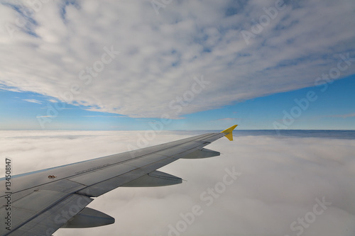 Tragfläche eines Flugzeuges zwischen den Wolken
