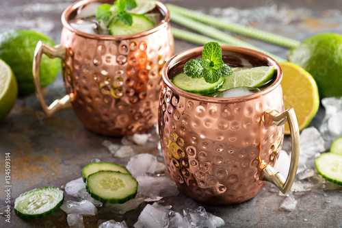 Canvas Print Moscow mule cocktail with lime and cucumber