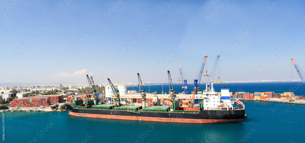 Hafen Panorama mit Containerterminal und Kräne