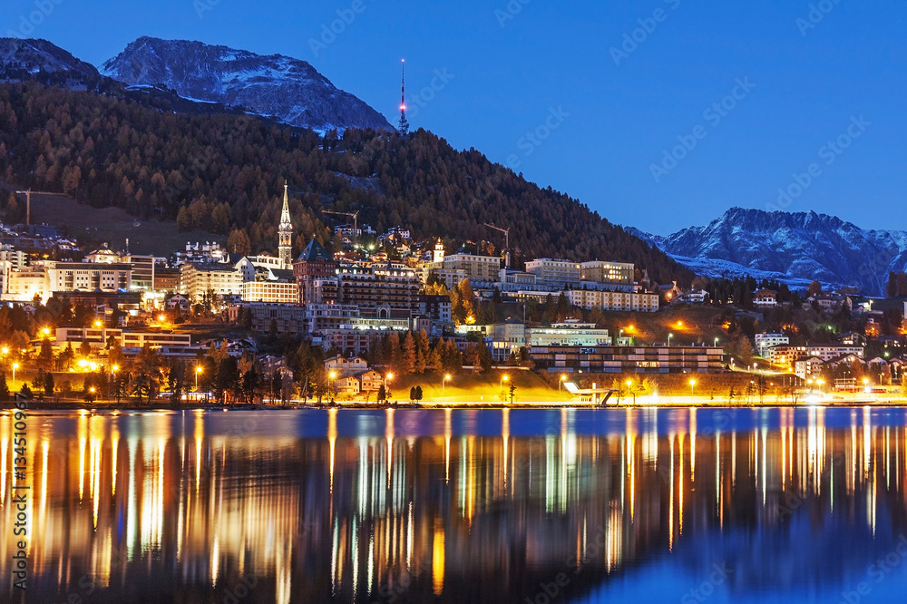 St. Moritz mit St. Moritzersee bei Nacht im Engadin in Graubünden, Schweiz