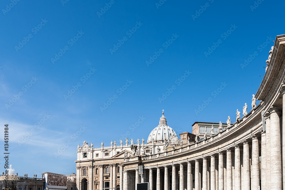 Fototapeta premium Bernini's colonnades and Saint Peter's